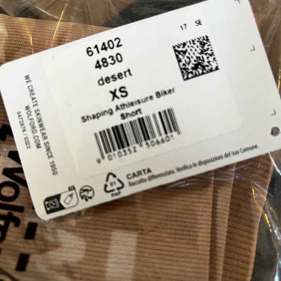 Wolford Shaping Athleisure Biker Shorts - Picture 8 of 10